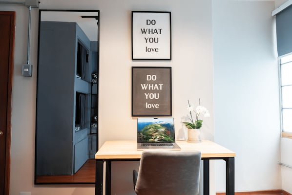 Kamer, alleen vrouwen, gemeenschappelijke badkamer | Badkamer | Een douche, toiletpapier