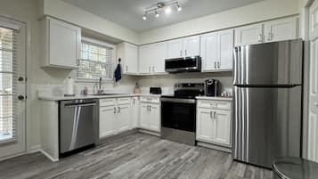 Refrigerador, microondas, horno, placa de cocina