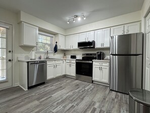 Fridge, microwave, oven, stovetop - Down to the Wire, Cozy 2-bedroom condo with WiFi and AC in welcoming Auburn (Auburn)