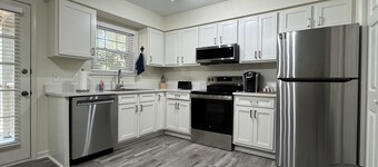 Down to the Wire, Cozy 2-bedroom condo with WiFi and AC in welcoming Auburn