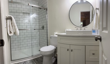 シャワー、ヘアドライヤー、タオル、トイレットペーパー. Down to the Wire, Cozy 2-bedroom condo with WiFi and AC in welcoming Auburn