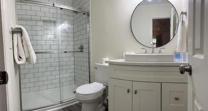Down to the Wire, Cozy 2-bedroom condo with WiFi and AC in welcoming Auburn