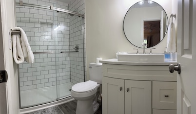Down to the Wire, Cozy 2-bedroom condo with WiFi and AC in welcoming Auburn
