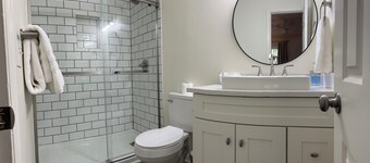 Down to the Wire, Cozy 2-bedroom condo with WiFi and AC in welcoming Auburn