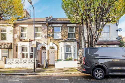 A Stylish And Modern Two Bedroom Apartment In The Heart of East London