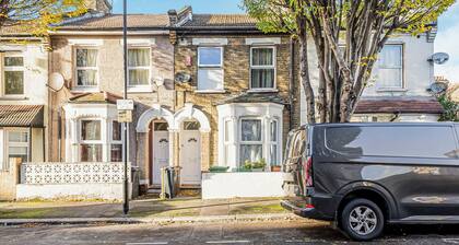 A Stylish And Modern Two Bedroom Apartment In The Heart of East London