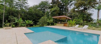 NEW Spacious luxury home with creek access - WiFi / pool! with WiFi, AC