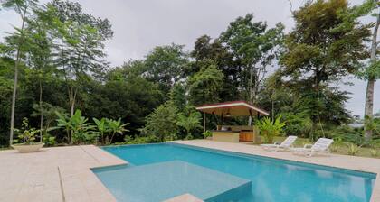 NEW Spacious luxury home with creek access - WiFi / pool! with WiFi, AC