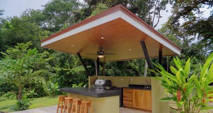 NEW Spacious luxury home with creek access - WiFi / pool! with WiFi, AC