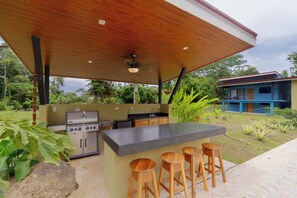 Terrace/patio - NEW Spacious luxury home with creek access - WiFi / pool! with WiFi, AC (Savegre)