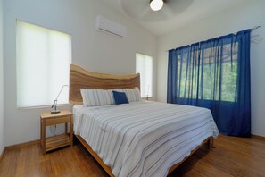 5 bedrooms, in-room safe, travel crib, free WiFi - NEW Spacious luxury home with creek access - WiFi / pool! with WiFi, AC (Savegre)