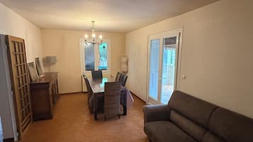 Smart TV, fireplace, table football, ping pong