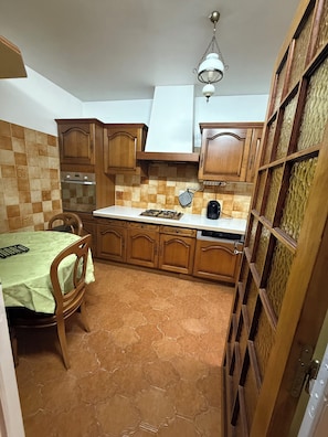 Fridge, microwave, oven, stovetop - Quiet guest house in the heart of the village of Barjols Billiards Baby jacuzzi Pets (barjols)