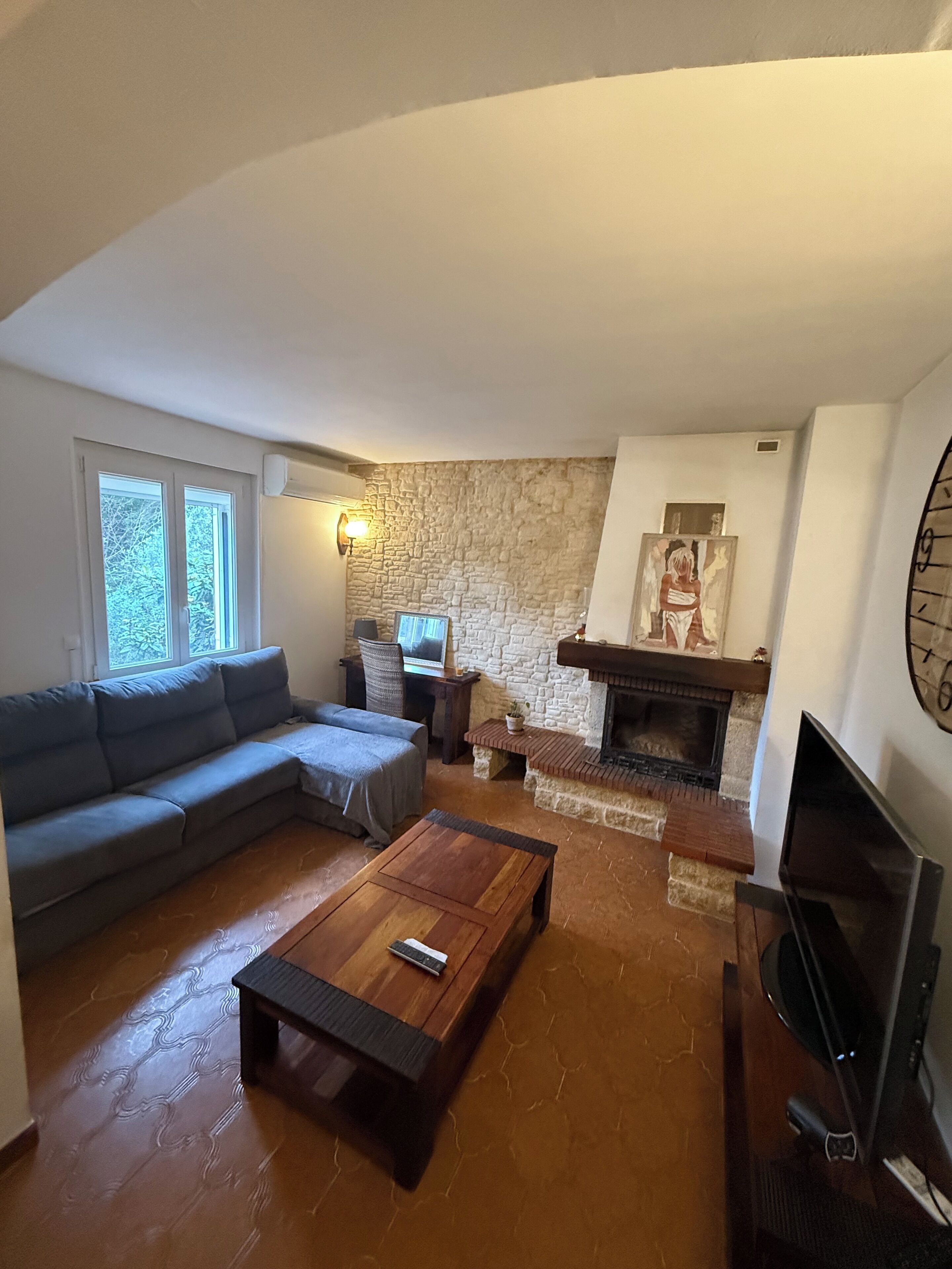 TV connectée, cheminée, baby-foot, table de tennis de table