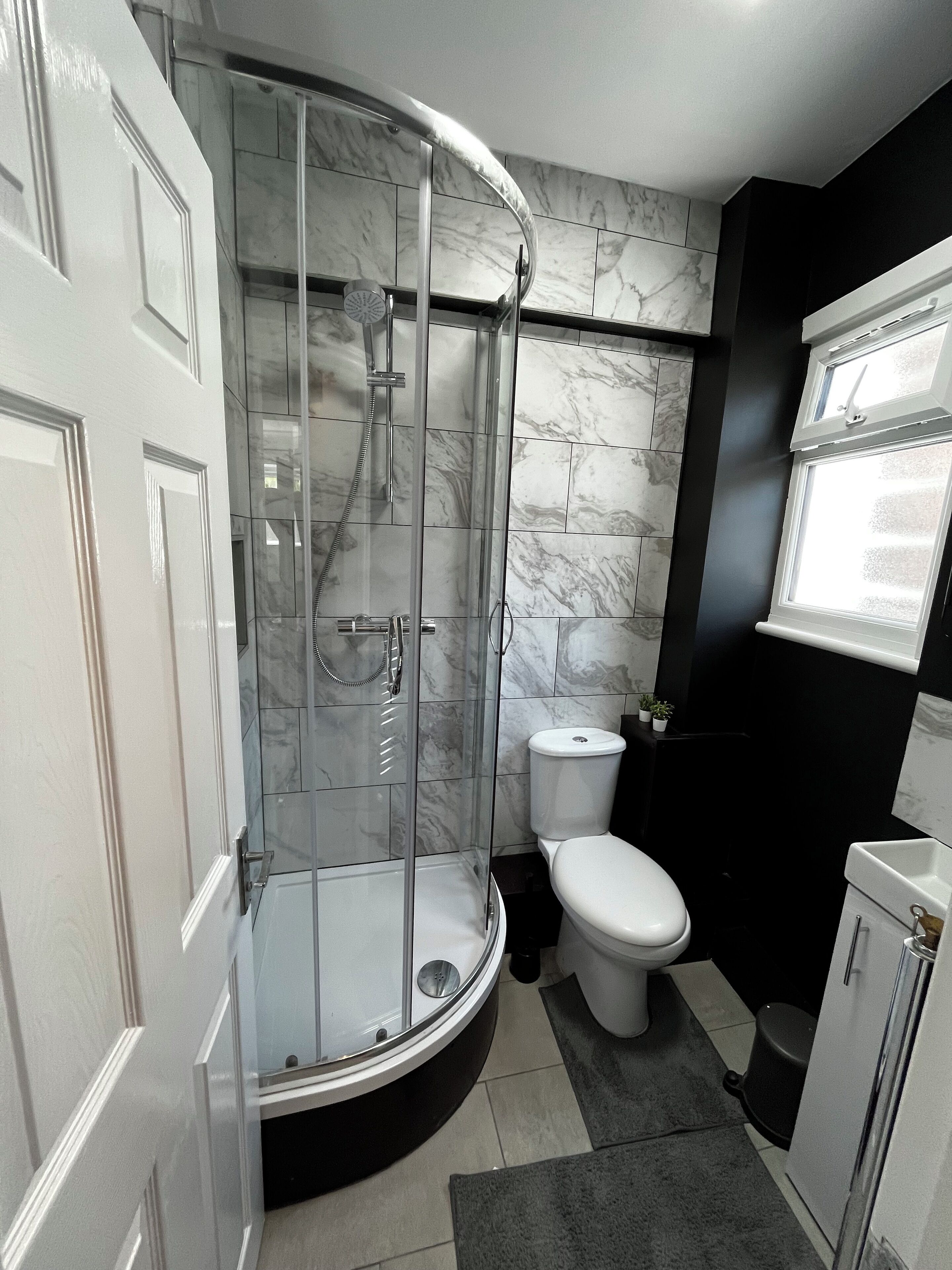 シャワー、ヘアドライヤー、タオル、石鹸