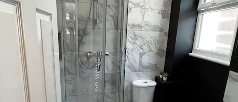 Ducha, secador de pelo, toallas, jabón