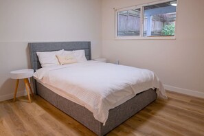 1 bedroom, desk, iron/ironing board, travel crib - The Vida | Cozy, Pet-Friendly 1-Bed Hideaway (Abbotsford)
