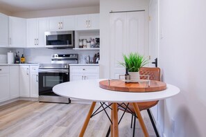Fridge, microwave, oven, stovetop - The Vida | Cozy, Pet-Friendly 1-Bed Hideaway (Abbotsford)