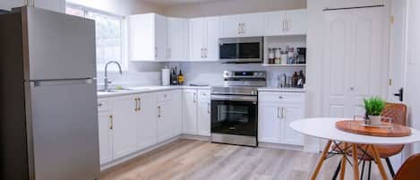 Frigorífic, microones, forn i placa de cuina