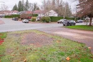 Property grounds - The Vida | Cozy, Pet-Friendly 1-Bed Hideaway (Abbotsford)