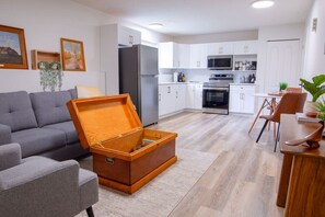 Smart TV, books - The Vida | Cozy, Pet-Friendly 1-Bed Hideaway (Abbotsford)