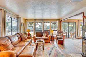 Smart TV, fireplace, DVD player, books