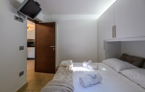 1 bedroom, travel cot, free WiFi - Gorgeous home in Terre Roveresche (Terre Roveresche)