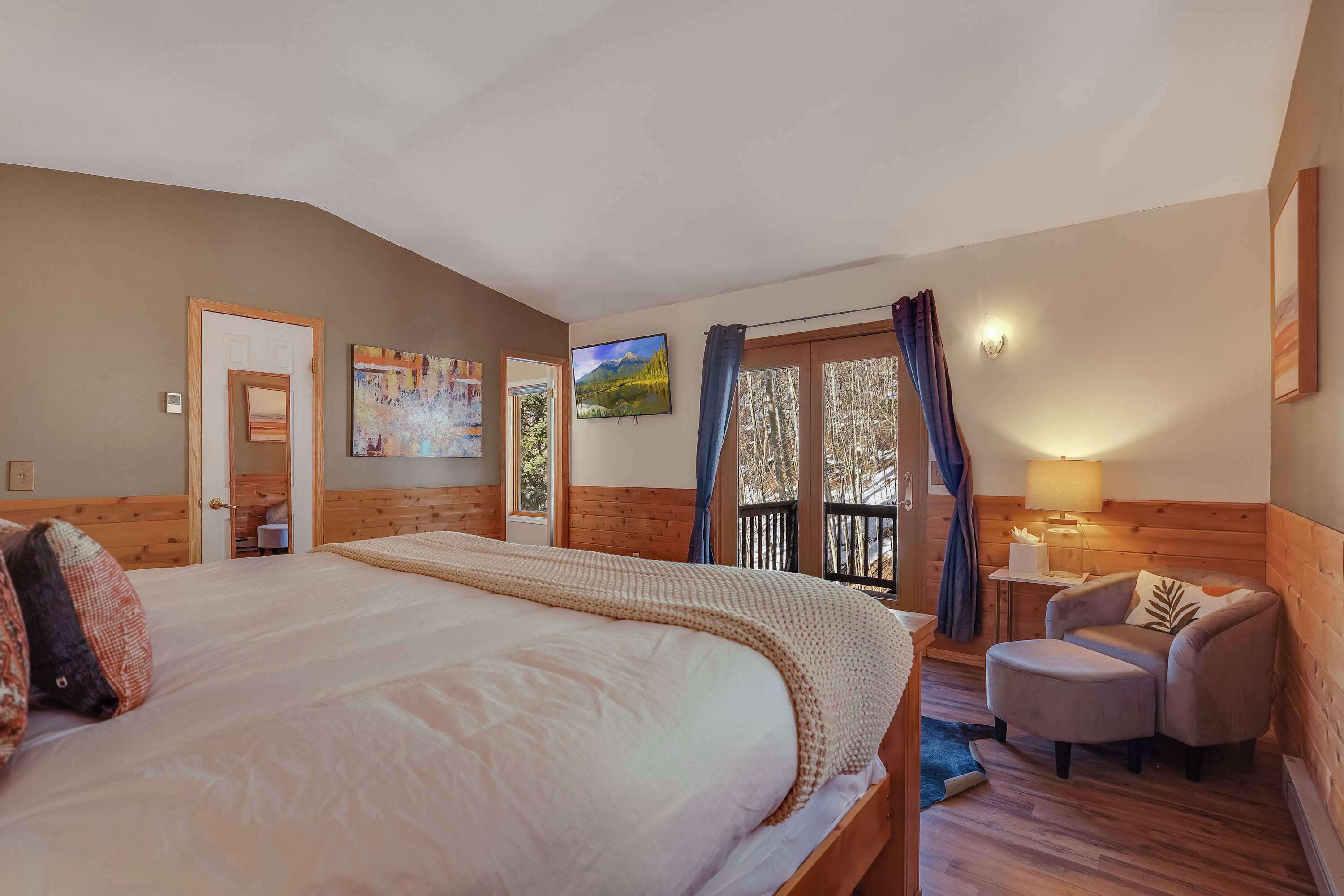 4 bedrooms, desk, iron/ironing board, travel crib