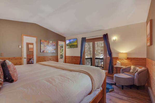 4 bedrooms, desk, iron/ironing board, travel cot