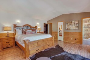 4 bedrooms, desk, iron/ironing board, travel cot