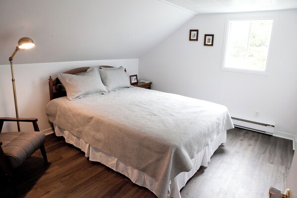 2 bedrooms, iron/ironing board, travel cot, WiFi