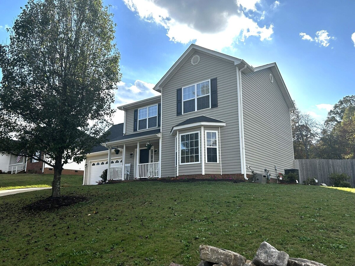 Photo 2 of Spacious 4-bedroom home in charming Travelers Rest with WiFi & Firepit.