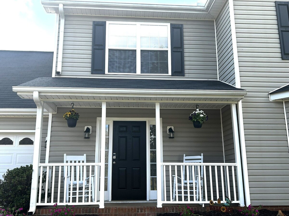 Photo 4 of Spacious 4-bedroom home in charming Travelers Rest with WiFi & Firepit.