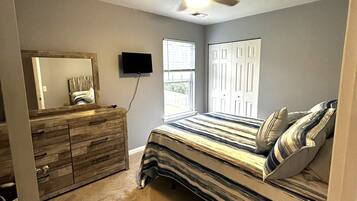 4 bedrooms, iron/ironing board, WiFi, bed sheets