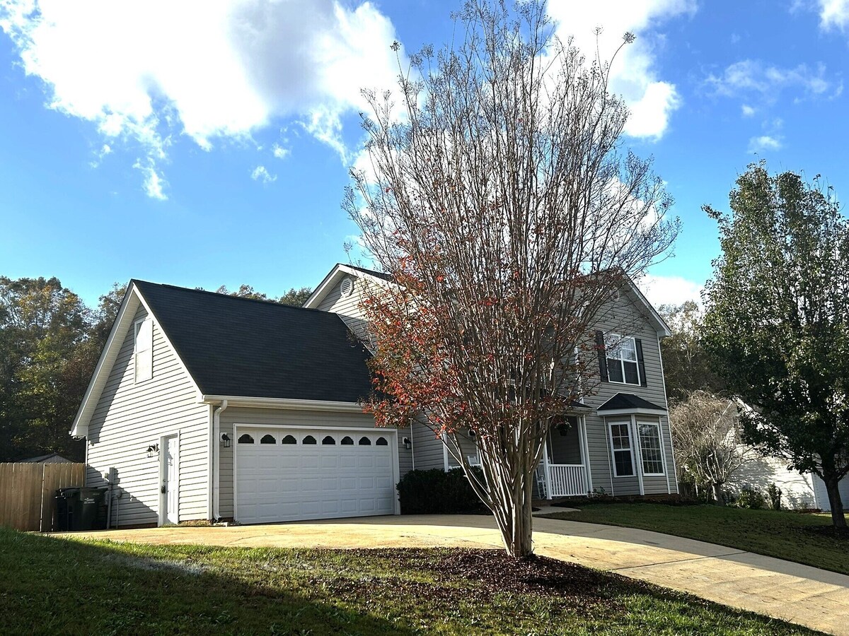 Photo 3 of Spacious 4-bedroom home in charming Travelers Rest with WiFi & Firepit.