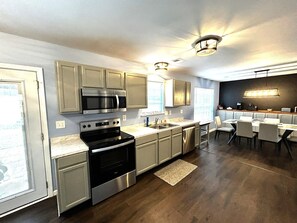 冷蔵庫、電子レンジ、オーブン、コンロ