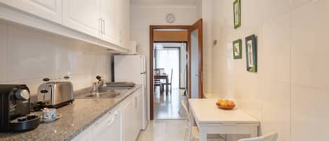 Frigorifero, microonde, forno, piano cottura