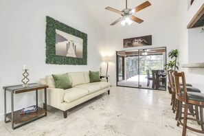 スマートテレビ、暖炉、書庫