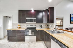 冷蔵庫、電子レンジ、オーブン、コンロ