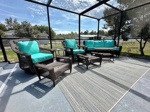 Minutes to Weeki Wachee Head Springs Pool AND hot tub!