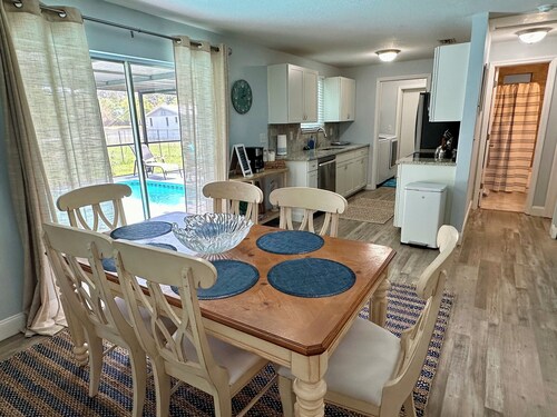 Minutes to Weeki Wachee Head Springs Pool AND hot tub!