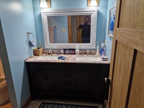 SĂšche-cheveux, serviettes fournies, savon, papier toilette