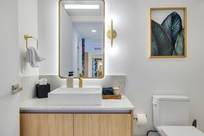 Secadora de cabello, toallas, jabón, papel de baño 