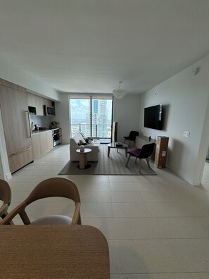 Living area - Lux 2/2 Panoramic View / balcony - 47 Floor sleeps 6! (Miami)