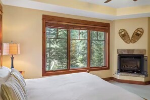 4 bedrooms, iron/ironing board, WiFi, bed sheets - Amazing 4-BR condo next to lift with private hot tub, washer/dryer & fireplaces (Mountain Village)