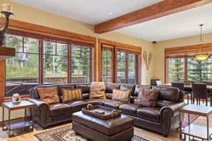 Living area - Amazing 4-BR condo next to lift with private hot tub, washer/dryer & fireplaces (Mountain Village)