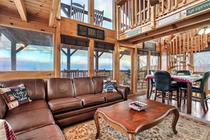 Smart TV, fireplace - Free Dollywood Tix/Endless Views/PoolTable/Theater (Pigeon Forge)