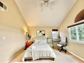 4 Schlafzimmer, Schreibtisch, Bügeleisen/Bügelbrett, WLAN