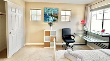 4 habitaciones, escritorio, tabla de planchar con plancha y wifi