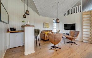 Smart TV, fireplace, table football, ping pong - Amazing home in Hvide Sande with sauna (Hvide Sande)